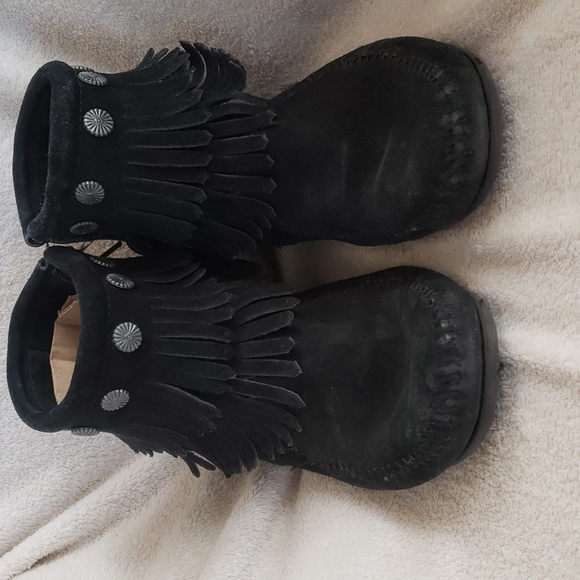 Minnetonka Moccasins black double fringe side zip boot size 7.5 - Picture 7 of 8
